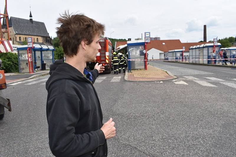 Autobus ve Slaném smetl zastávku, jeden chlapec zemřel.