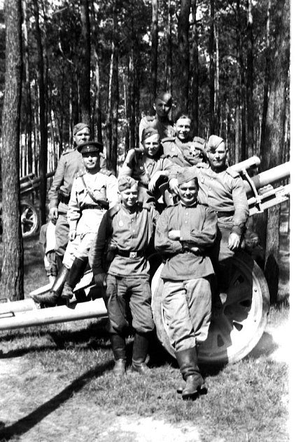 Sovětští dělostřelci v kročehlavských lesích.
