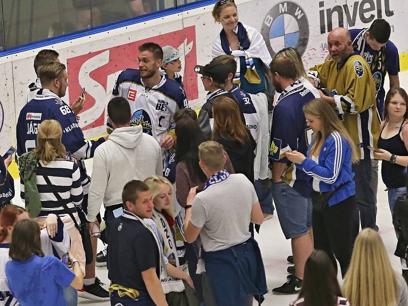 Utkání se neslo v duchu oslav postupu Rytířů do extraligy... //  Rytíři Kladno – Piráti Chomutov 1:2 pp, Chance liga, 21. 4. 2019