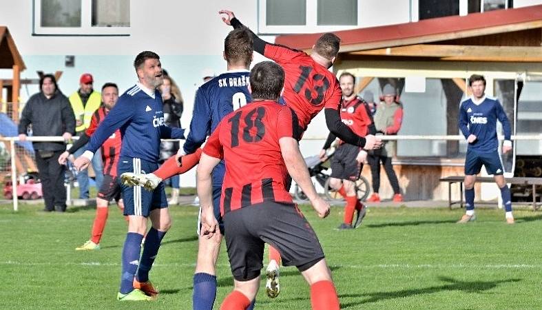 I. B třída: Švermov (v červeném) si poradil doma  s Braškovem 2:0.