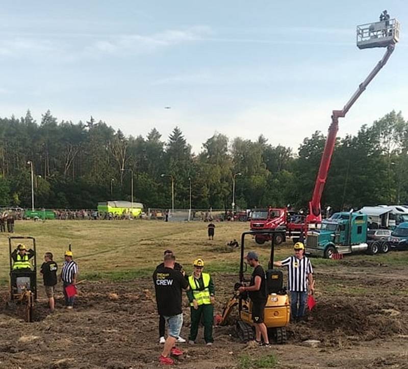 Kazma zakopal v Kladně auto s milionem korun.