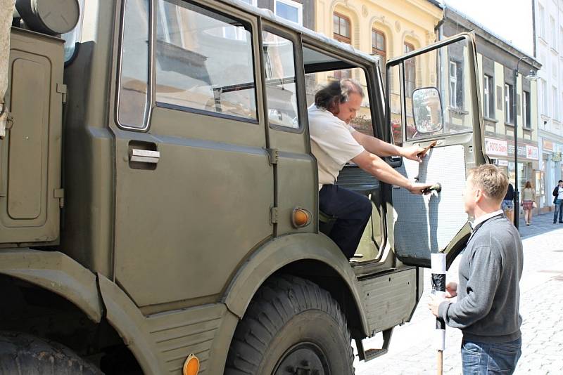 Legendární jízda historických vozidel přilákala opět po roce do Slaného desítky účastníků. První okruh se jel už před pětašedesáti lety.