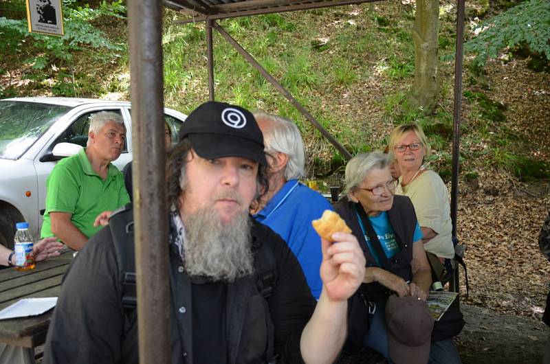 Střelecká soutěž ze samopalu na počest válečné veteránky Vandy Biněvské.