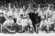 Hokejový vítěz PMEZ 1979 - Kladno. Vpravo dole i Tomáš Prošek, legendární masér.