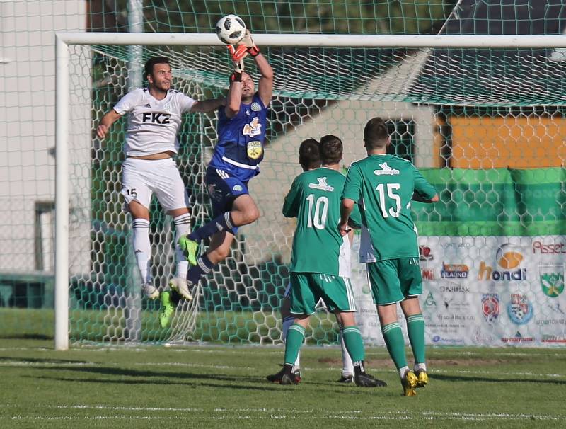 Hostouň (v zeleném) přehrála v duelu nejlepších divizních týmů Zbuzany 3:0.