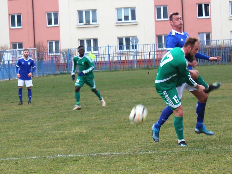 Fotbalisté SK Slaný (v modrém) přehráli doma v divizi B Tatran Rakovník 1:0 až po penaltách.