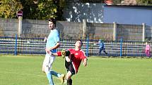 Kralupy (v modrém) v derby I. B třídy přehrály doma po obratu béčko Velvar 3:1. Pomohlo jim vyloučení Podivínského