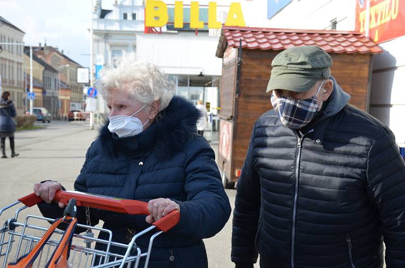 Ukáznění občané jsou také v Kladně v převaze. Ještě i v druhé polovině března jich většina respirátory na ulici nosí.