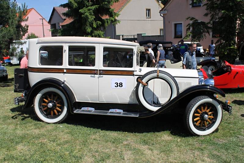 Přehlídka historických vozidel na návsi v Knovízi a start závodu. FOTO: 