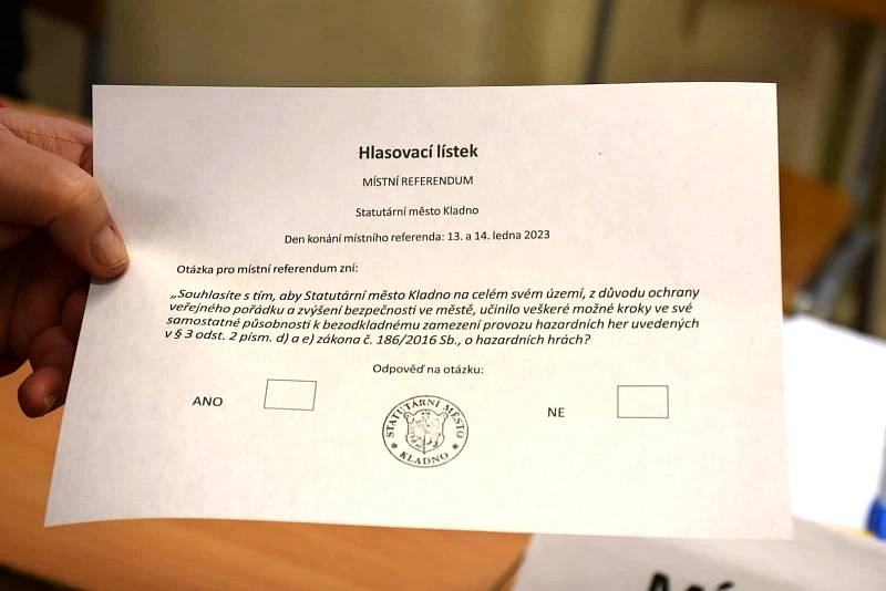 Voliči  v Kladně se zapojují i do referenda o hazardu.