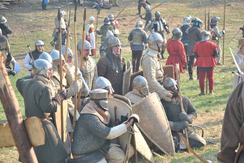 Další ročník Historické bitvy Libušín je již minulostí. I tentokráte do Libušína zavítali lidé z nejrůznějších koutů České republiky, ale také zahraničí. Historický festival, který pořádá Libušínský spolek přátel historie, připravil pro diváky opět velmi 