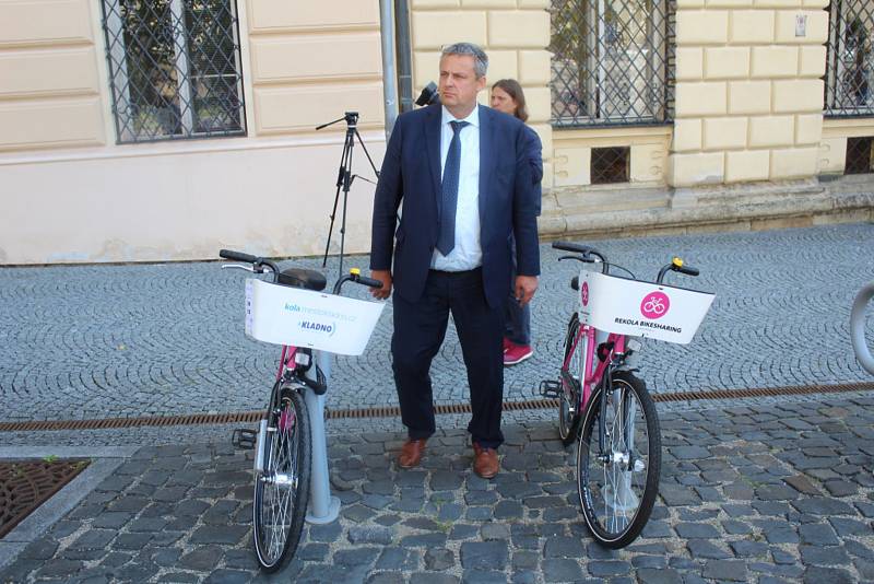 Ve čtvrtek 17. srpna byl v Kladně zahájen zkušební tříměsíční provoz sdílených kol.