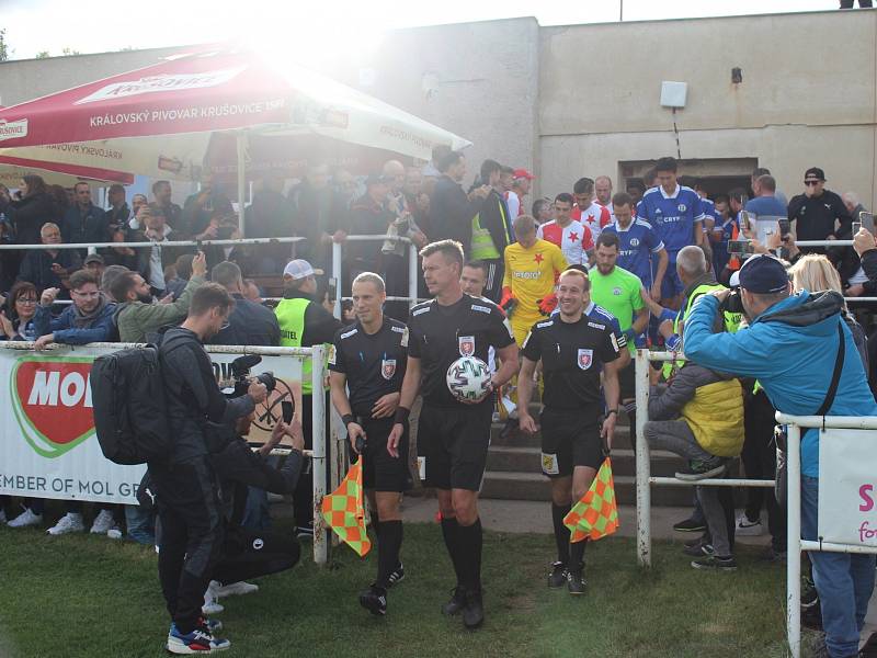 Třetiligový Slovan Velvary přivítal v rámci MOL Cupu mistrovskou Slavii Praha.