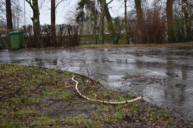 Asi nejhůře dopadla v Kladně Restaurace Na Růžku v Doberské ulici. Vzduchem lítaly cihly i tvárnice. Ulice bude v pondělí ještě nějakou dobu uzavřená.