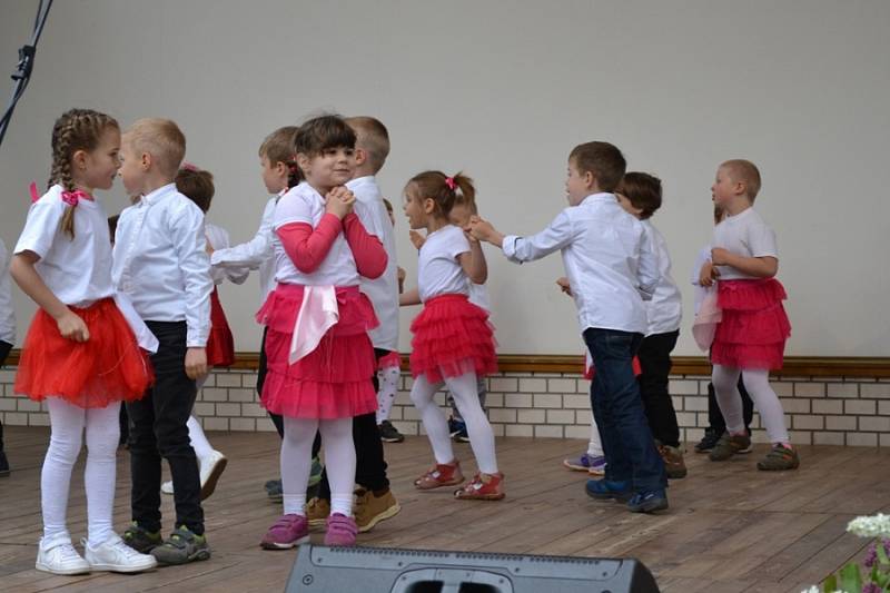 Nedělní program folklorního festivalu v místním amfiteátru.