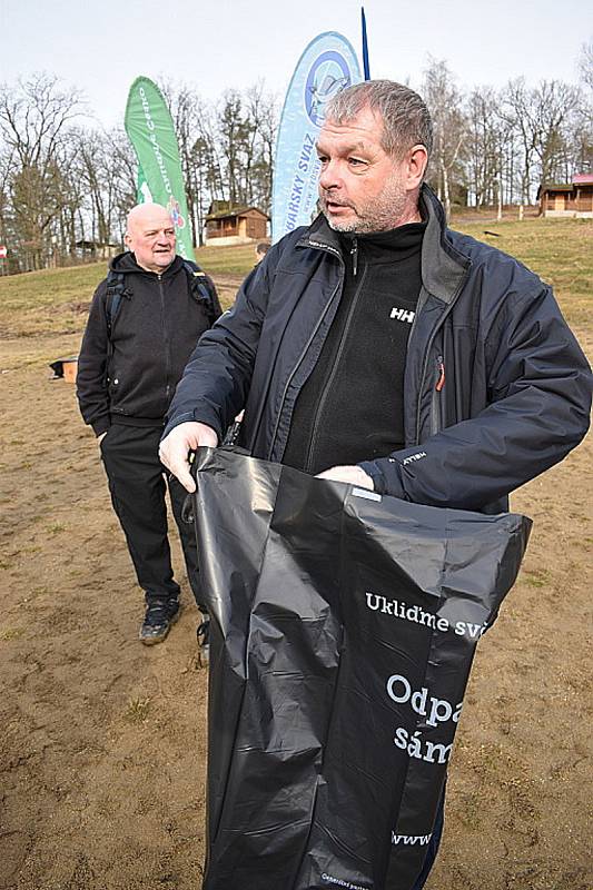 Dobrovolníci uklízeli v sobotu Orlík, z nádrže vytahali desítky tun odpadu.