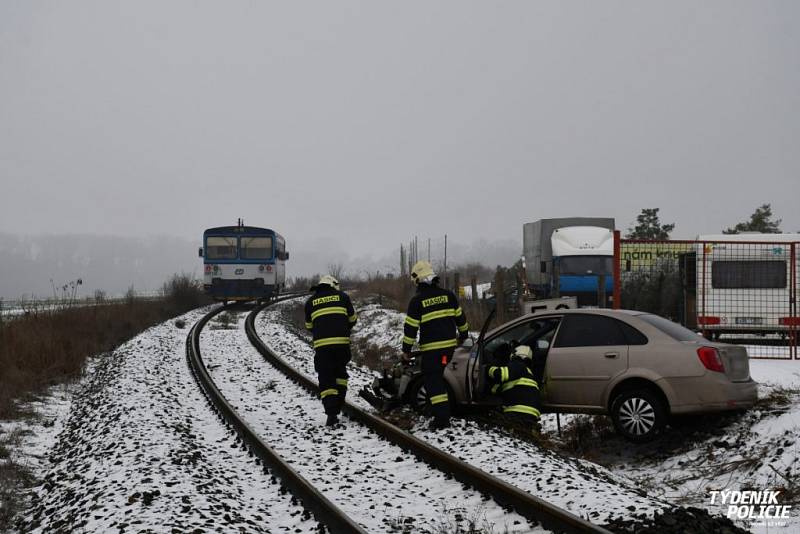 Řidič u Hostivice neubrzdil auto před přejezdem.