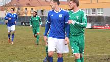 Fotbalisté SK Slaný (v modrém) přehráli doma v divizi B Tatran Rakovník 1:0 až po penaltách. Zelenka a Bredler