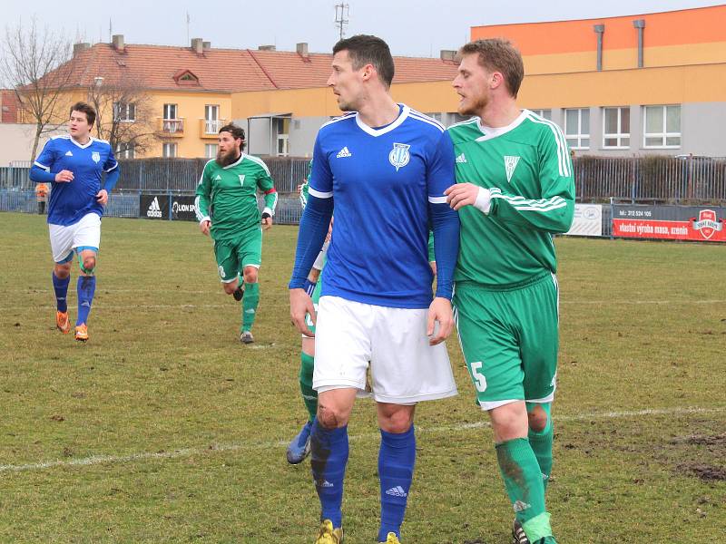 Fotbalisté SK Slaný (v modrém) přehráli doma v divizi B Tatran Rakovník 1:0 až po penaltách. Zelenka a Bredler