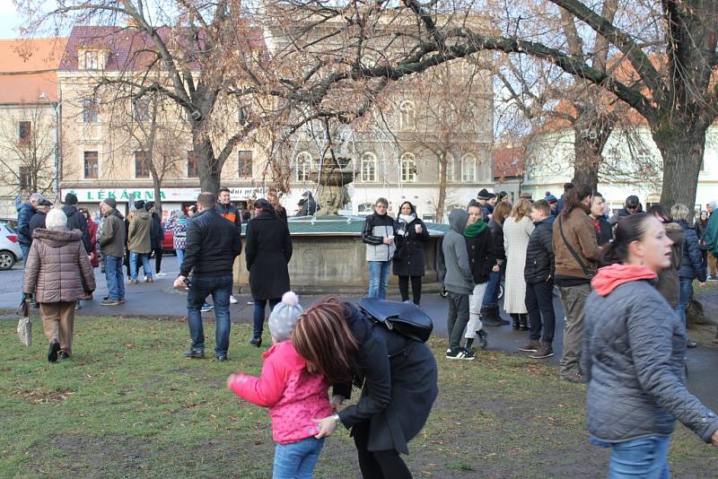 Vánoční zpívání na slánském náměstí, nechyběl betlém Stanislava Berkovce st., živá zvířátka v ohradě a tradiční svařáček. Přišly opět stovky lidí.