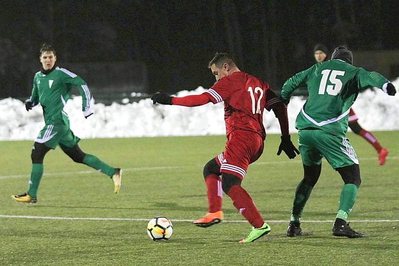 Tatran Rakovník (v zeleném) porazil v Rynholci za velkého deště Libušín 2:1.