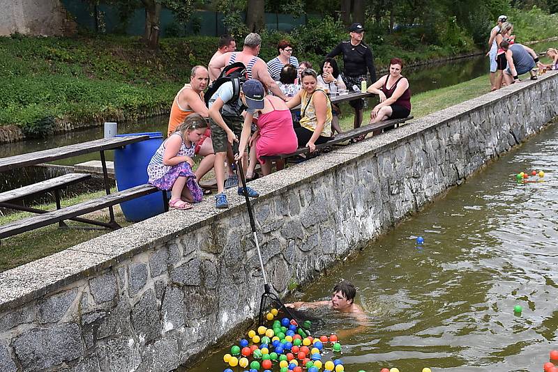 Z dětského dne v Poštovicích, odhalení znaku a vodní radovánky.