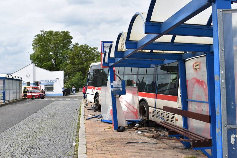 Autobus ve Slaném smetl zastávku, jeden chlapec zemřel.