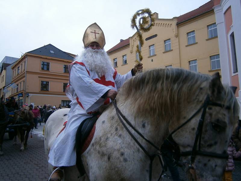 Velkolepý mikulášský průvod s koňmi projel Kladnem.