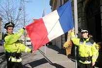 VLAJKY ČESKÉ REPUBLIKY a Francie zavlály před kladenským magistrátem na půl žerdi. 