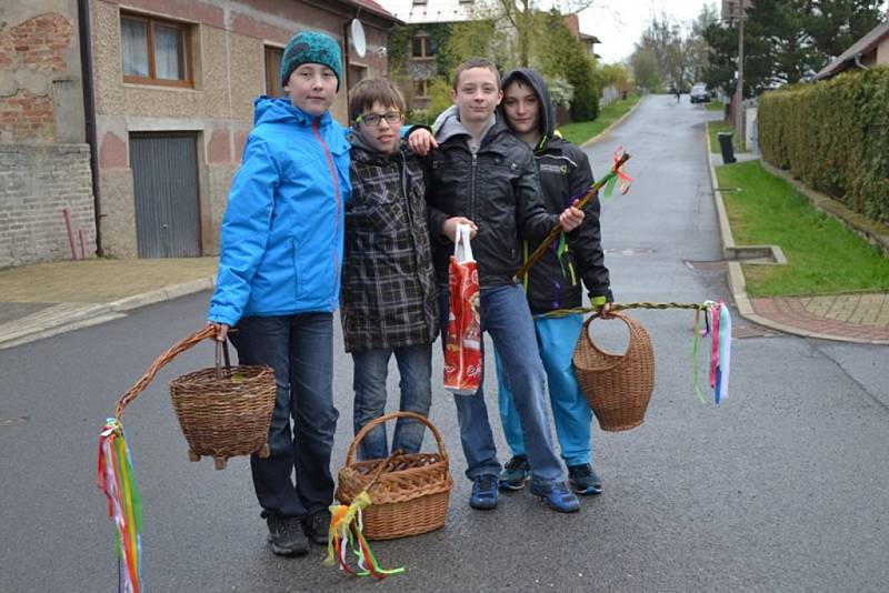 Obrázky z pondělní velikonoční pomlázky z obcí Tuchlovice, Srby a Kačice.