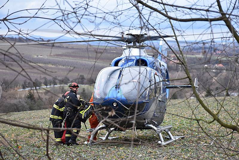 Další nešťastník skočil ze Slánské hory, na místo byl vyslán vrtulník.