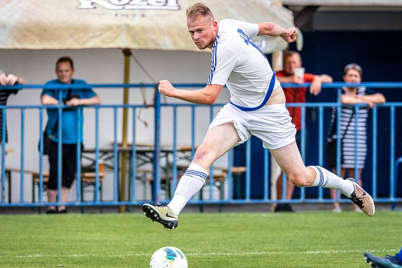 Slaný (v bílém) nečekaně porazilo v divizi Český Brod 2:0. Bohumil Nádeníček dal opět gól.