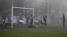 V posledním podzimním kole ČFL Velvary (v modré) porazili ve velké mlze Hradec králové B 6:0. Ladislav Vopat vstřelil 4 branky.