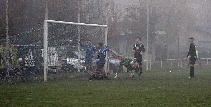 V posledním podzimním kole ČFL Velvary (v modré) porazili ve velké mlze Hradec králové B 6:0. Ladislav Vopat vstřelil 4 branky.