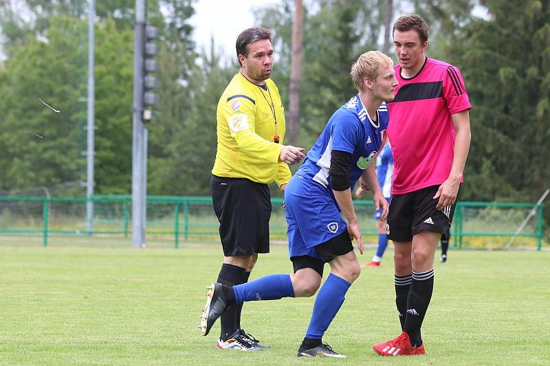 Libušín (v modrém) přehrál v přípravě Tatran Rakovník B 4:1.