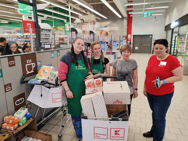 Slánští nakupovali pro potřebné. Do sbírky potravin přispěli jídlem i drogerií