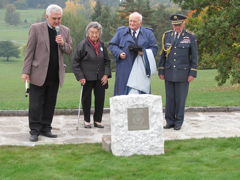 ZÁKLADNÍ KÁMEN památníku odhalili (zleva) předseda spolku pro jeho vybudování Miroslav Kaliba, jeho matka  a nejstarší žijící pamětnice lidické tragédie Miloslava Kalibová, Antonín Nešpor z Lidic, synovec Josefa Horáka, a brigádní generál Emil Boček.