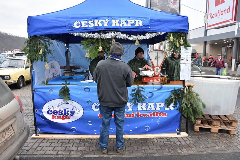 Prodej vánočních kaprů ve Slaném.