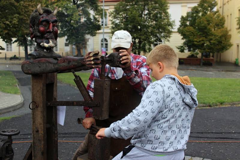 Na rožněného býka stáli ve Slaném frontu,