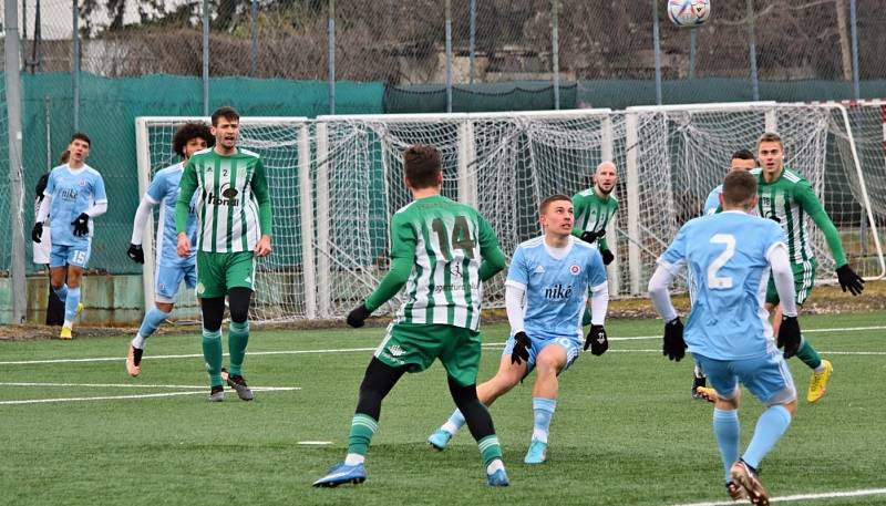 Slovan Bratislava B (ve světle modrém) porazil v přípravě Sokol Hostouň 2:1.