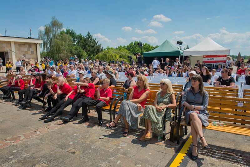 Sobotní koncert Světlo za Lidice. Zpívala Monika Absolonová a čtrnáct dětských pěveckých souborů.