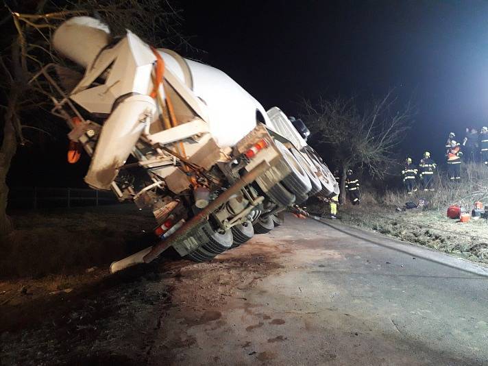 U nehody mixu s betonem poblíž Petříkova zasahoval i sací bagr.