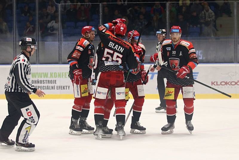 Hokejová extraliga: Kladno (v bílé) porazilo doma silný Hradec Králové 2:1.