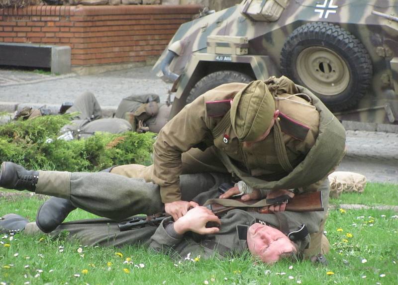 Setkání klubů vojenské historie ve Slaném.