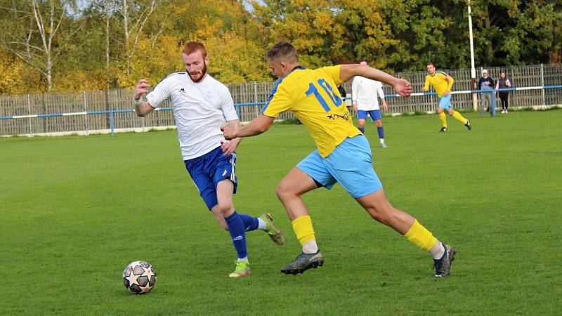 Vyrovnaný zápas I. A třídy vyhráli fotbalisté Velké Dobré (v bílém) - SK Rakovník přehráli 1:0.