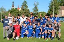 Fotbalisté Slovanu Velvary (v modrém) porazili gólem v poslední minutě Přepeře a oslavili už jisté druhé místo v ČFL.