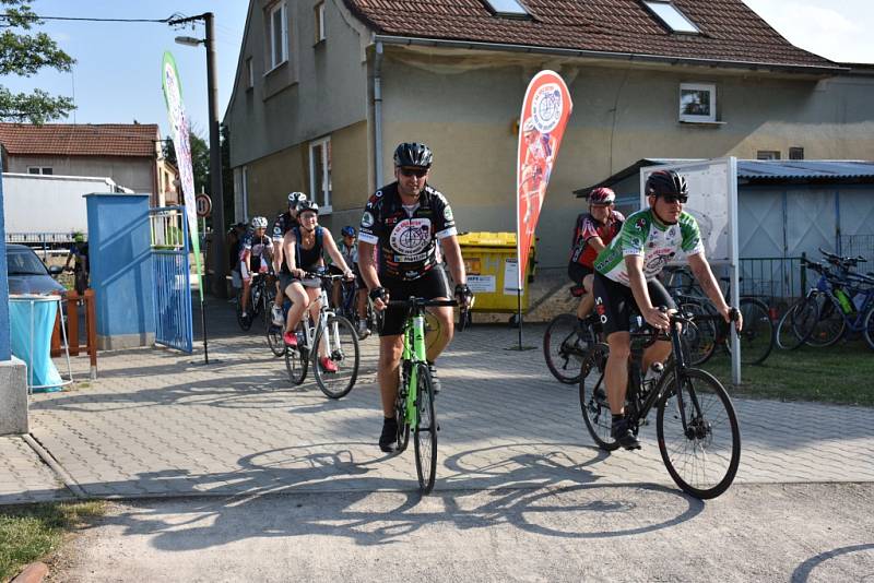 Již podeváté projíždí peloton cyklistické akce Na kole dětem, která pomůže onkologicky nemocných dětí, naší republikou.