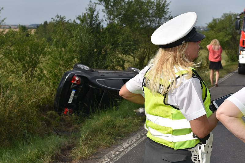 U odbočky na Přelíc havarovalo černé auto značky Volkswagen.