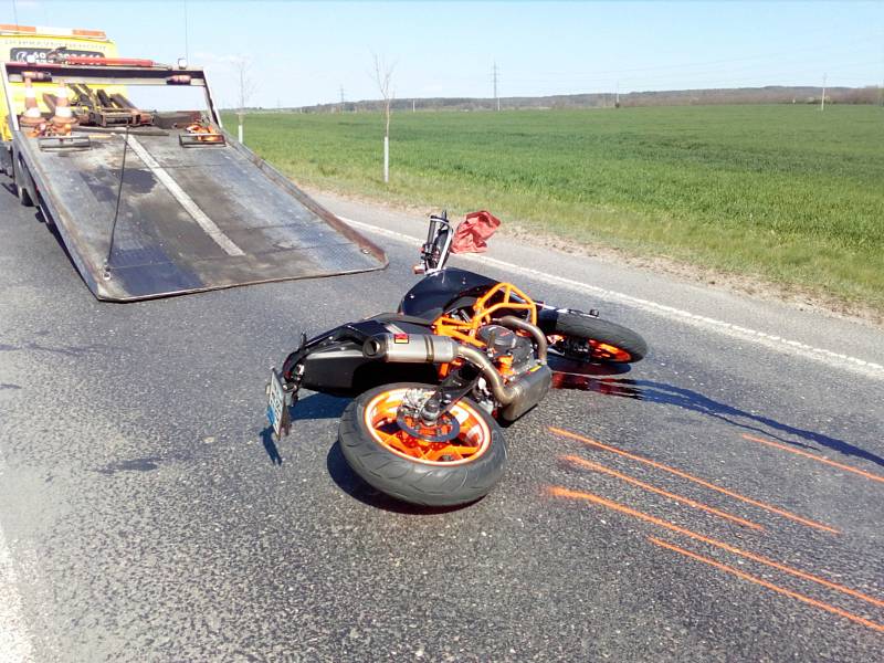 Nedaleko Stochova se srazila cyklistka s motorkářem, zasahoval vrtulník.