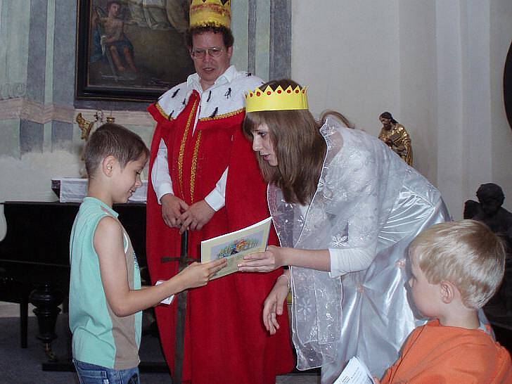 Pasování na čtenáře ve Slaném. Král Pavel I., princezna Lucie a skřítek Knihovníček